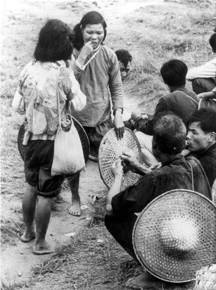 In 1962, refugees from Guangdong arrived at the Hong Kong border.