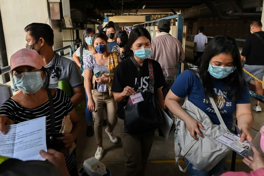 People at a train station in Quezon City, Metro Manila, Philippines, 17 January 2022. (Lisa Marie David/Reuters)