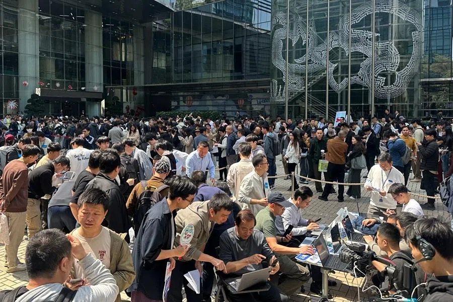 People queue up under Tencent’s office in Shenzhen for a free OpenClaw installation event on 6 March 2026. (CNS)