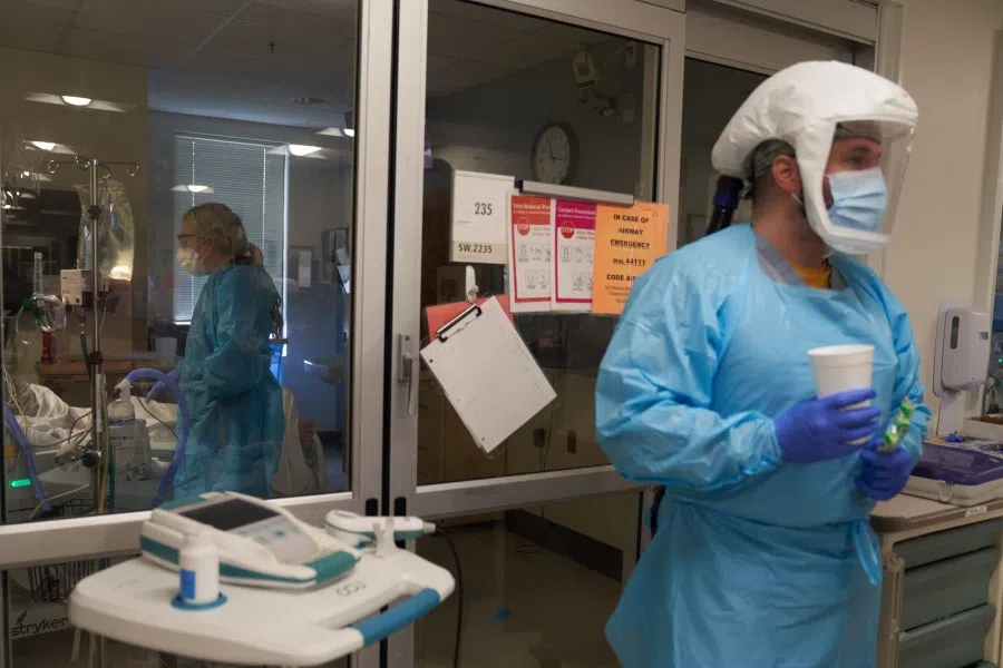 Healthcare workers treat patients on the Covid-19 ICU floor of the University of Massachusetts (UMass) Memorial Hospital in Worcester, Massachusetts, US, on 27 December 2021. (Allison Dinner/Bloomberg)