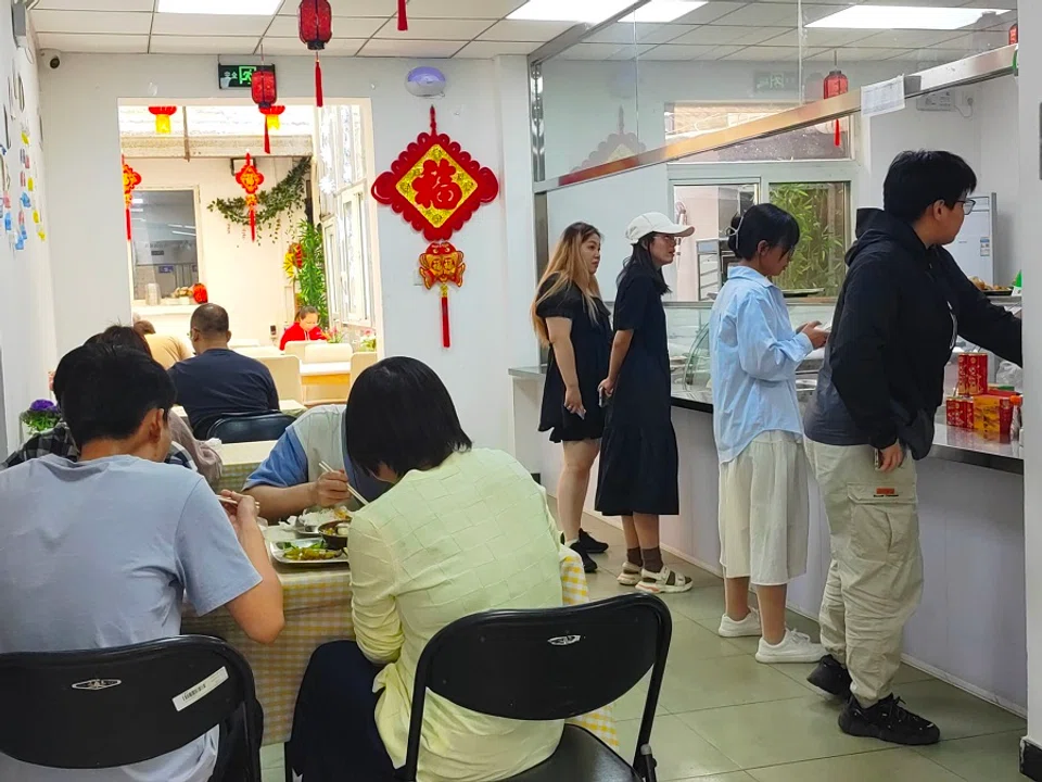 Community canteens for the elderly are gaining popularity among China youths.