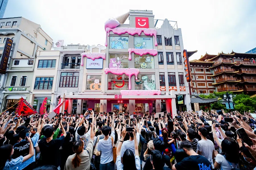Scores of customers at the Miniso store at Guangzhou, eager to snap a picture and "check-in". (Photo provided by Miniso)