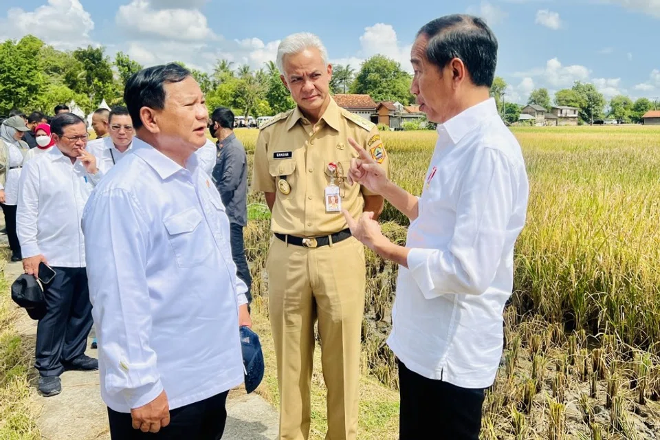 Indonesia President Joko Widodo (right) speaking to Defence Minister Prabowo Subianto (left) and Central Java Governor Ganjar Pranowo (centre) during a rice harvest on 9 March 2023 in Kebumen, Central Java. (Presidential Secretariat's Press Bureau/Laily Rachev)