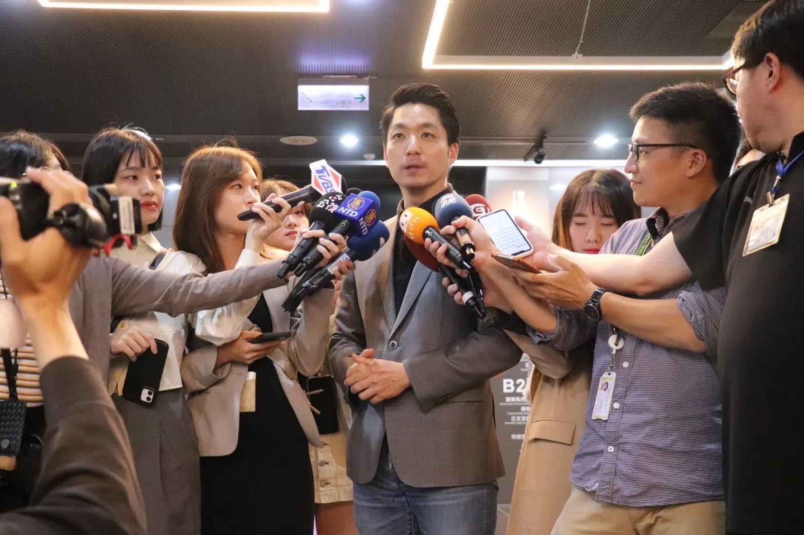 Taipei mayor Wayne Chiang Wan-an surrounded by reporters.
