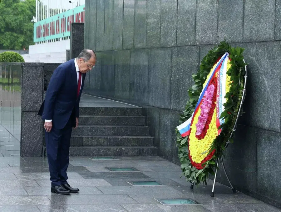Minister of Foreign Affairs of Russia Sergei Lavrov pays respects to President Ho Chi Minh at the Ho Chi Minh Mausoleum in Hanoi on 6 July 2022. (Thông Tấn Xã Việt Nam (TTXVN)/Facebook)