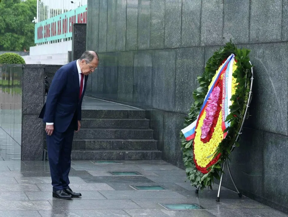 Minister of Foreign Affairs of Russia Sergei Lavrov pays respects to President Ho Chi Minh at the Ho Chi Minh Mausoleum in Hanoi on 6 July 2022. (Thông Tấn Xã Việt Nam (TTXVN)/Facebook)