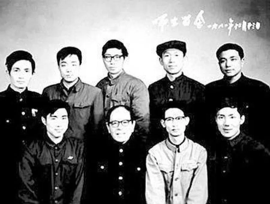Li Keqiang (back row, first from right) read law in Peking University. (Internet)