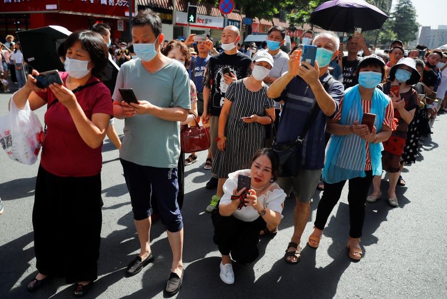 People gather near the US Consulate-General in Chengdu, 27 July 2020, as the final group of U.S. personnel from the consulate is expected to leave after China ordered its closure in response to a US order for China to shut its consulate in Houston. (Thomas Peter/REUTERS)