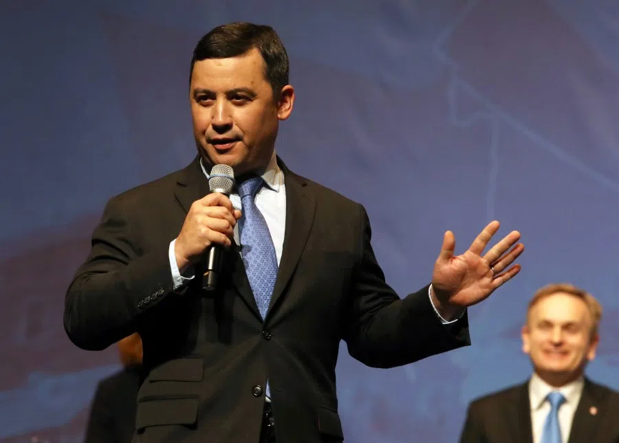 Conservative Party Leadership candidate Michael Chong, addresses the crowd at the Conservative Party of Canada's final televised debate in Toronto, Ontario, 26 April 2017. (Fred Thornhill/Reuters)