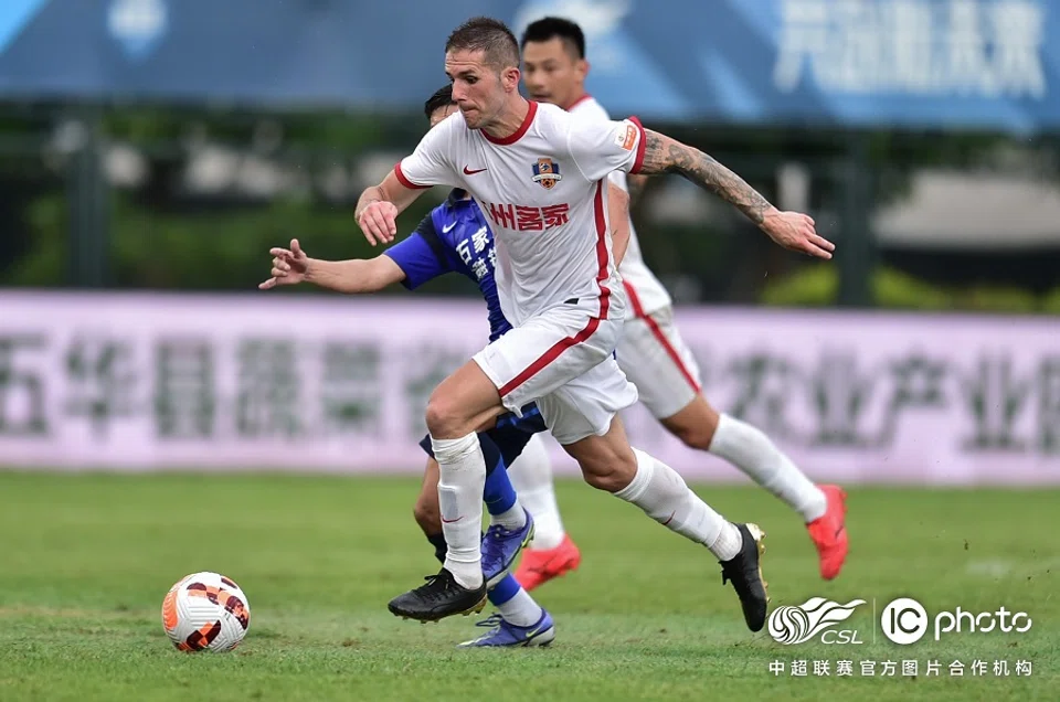 A Meizhou Hakka player pushes the ball past an opponent. (Guangdong Mu Huang Cultural Tourism and Sports Management Company)