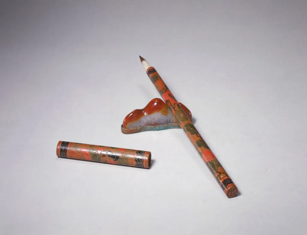 Coloured floral prints purple rabbit hair ink brush (彩漆花卉紫毫笔), Qing dynasty, The Palace Museum. (Internet)