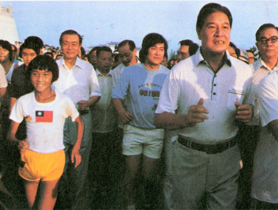 Lee Teng-hui encouraged citizens to jog in the morning and keep fit. Here he sets an example.