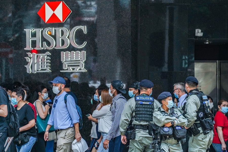 Riot police stand guard in front of an HSBC Holdings plc bank branch in the Central district ahead of an anticipated lunchtime protest in Hong Kong, China, on 29 May 2020. (Lam Yik/Bloomberg)