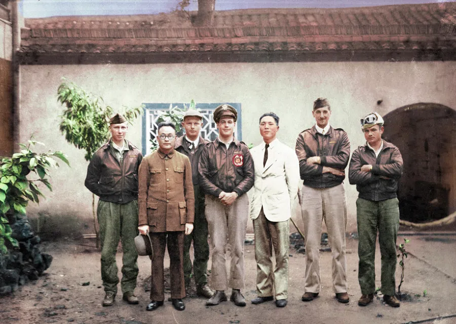A colorised group photo of Tung-Sheng Liu (in white suit) with Travis Hoover (centre) and other members of Doolittle Raiders crew #2. (Courtesy of the family of T.S. Liu)