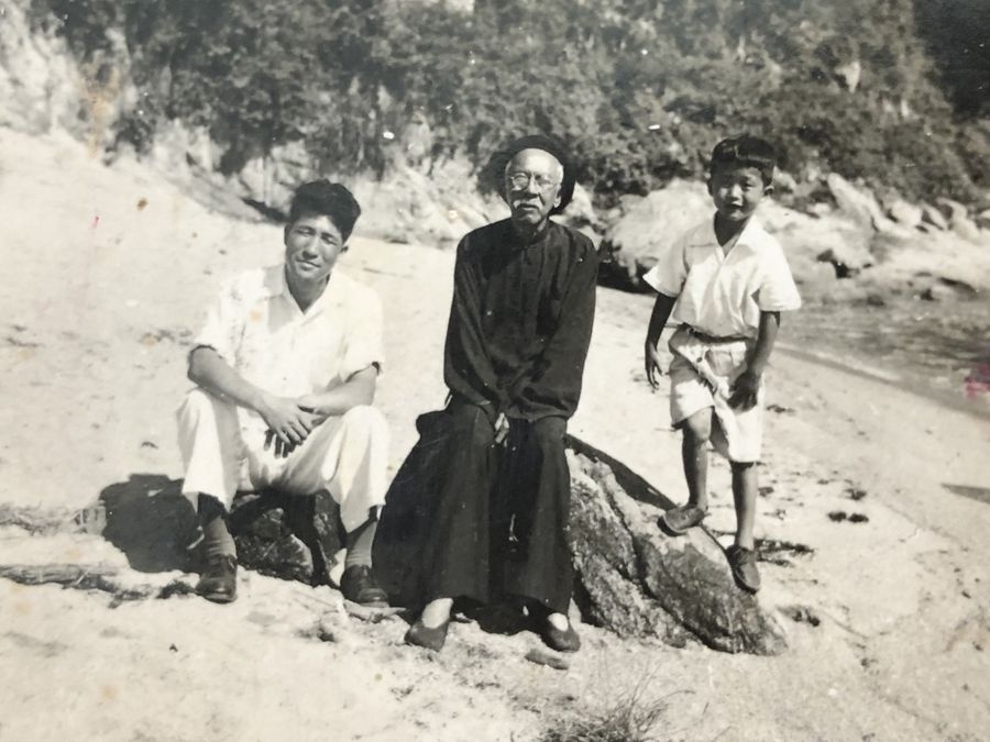 A photo of Wang Zhengang (left), Teo Eng Hock (center), and Peter Wang taken in Hong Kong.