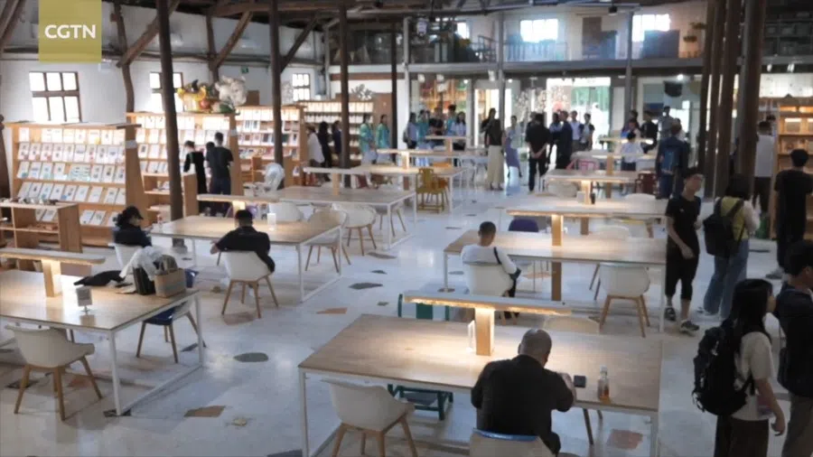 A screen capture from a video featuring people at a community building in Qingshan. (Internet)