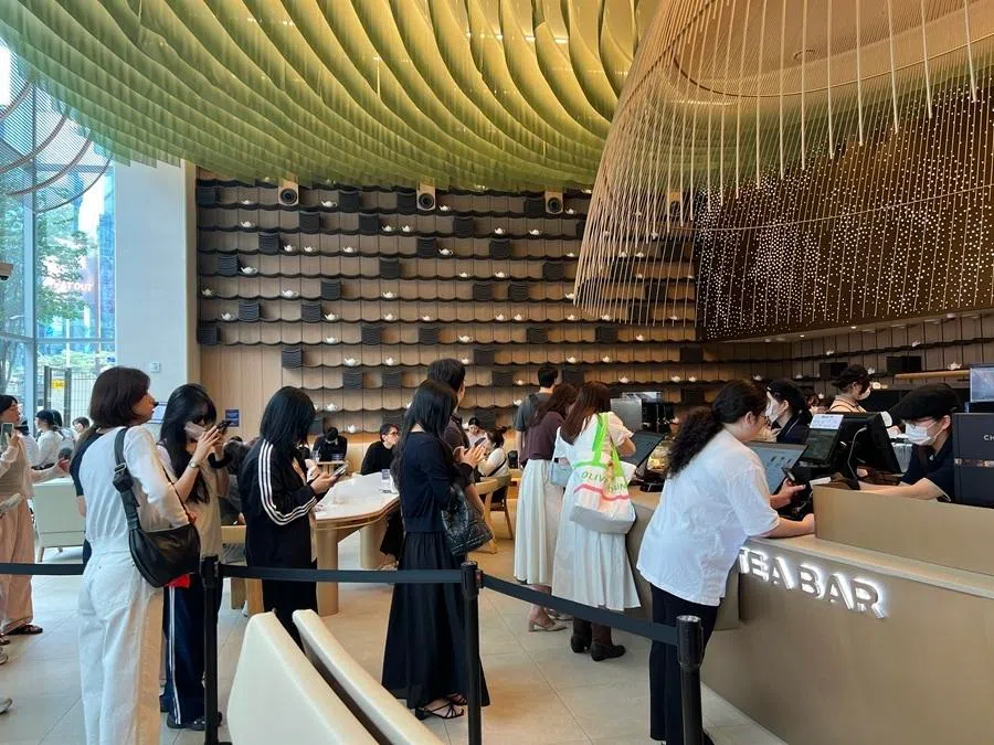 Chagee has opened a store near Gangnam subway station in Seoul, attracting long lines of people waiting to buy tea, with the majority of customers being young people.