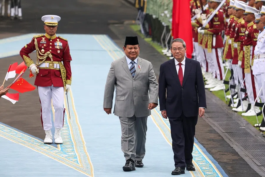 Indonesian President Prabowo Subianto and Chinese Premier Li Qiang inspect the guard of honour during a welcoming ceremony at the Merdeka Palace in Jakarta, Indonesia, on 25 May 2025. (Ajeng Dinar Ulfiana/Reuters)