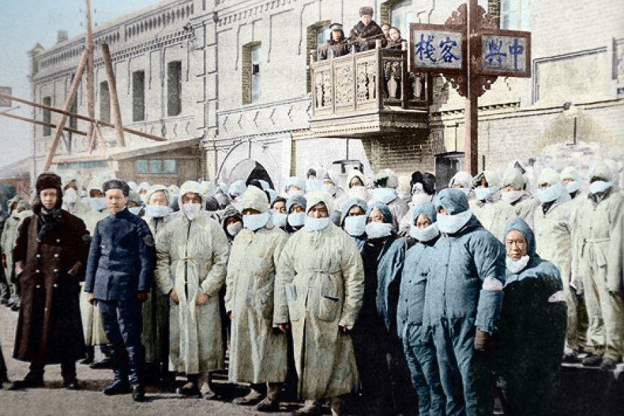 The plague outbreak in late 1910 spread with the use of railways. There were many cases and deaths in northeast China, and the Qing dynasty government pumped in plenty of medical resources. In this photo, medical staff gather in front of an inn. At the time, there were many confirmed and suspected cases, and there was a serious lack of medical spaces, leading to the use of inns as medical facilities.