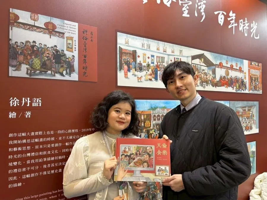 Picture book artist Hsu Tan-yu introducing her works to readers.