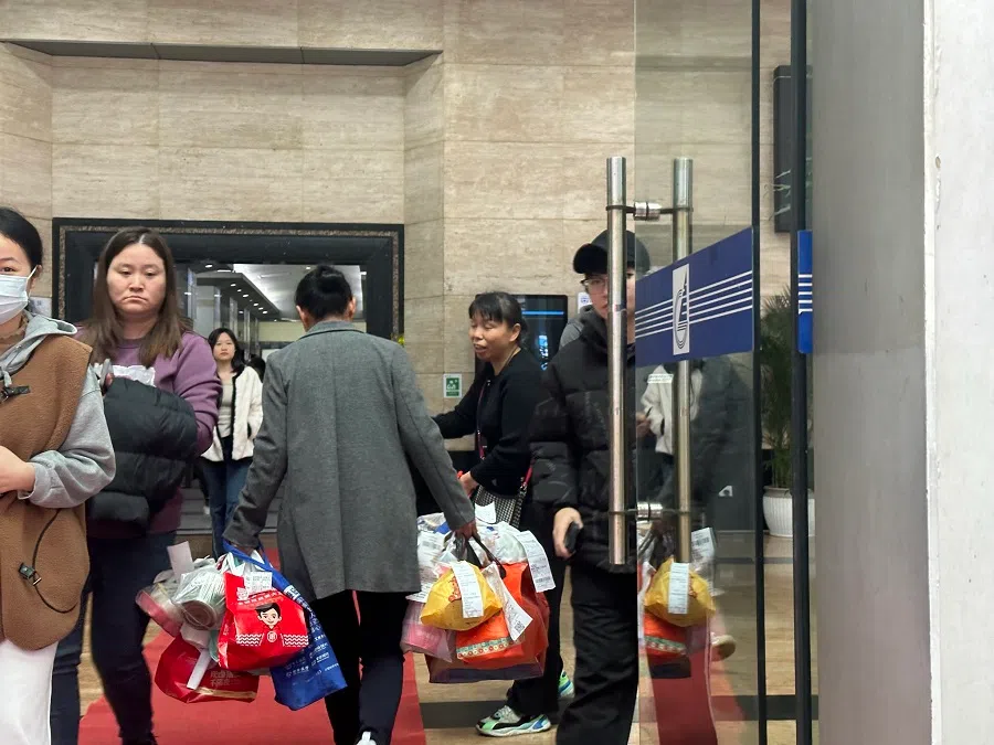 Substitute delivery aunties start delivering takeouts after accumulating enough orders.