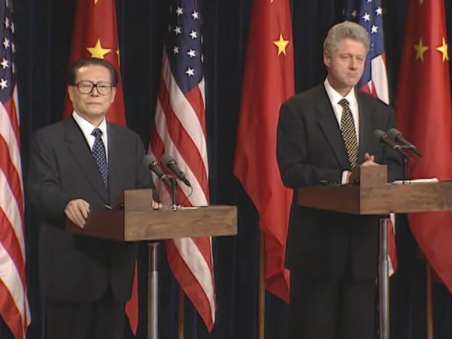 A screen grab from a video featuring Jiang Zemin (left) and Bill Clinton (right) during Clinton's visit to China. (Internet)