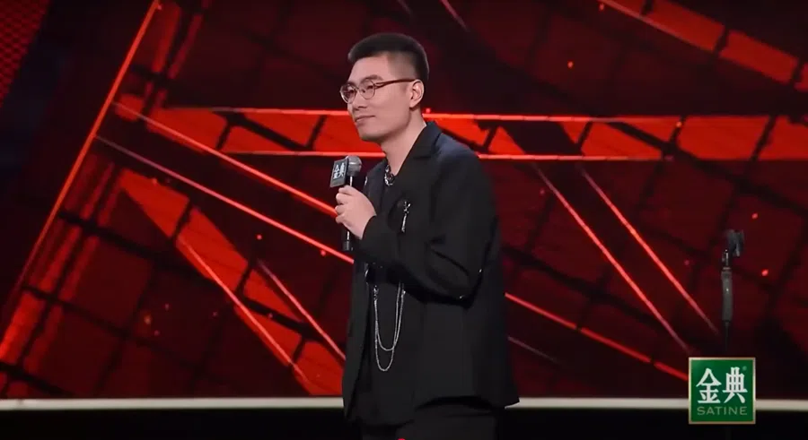 Zhou Qimo performs at Tencent’s Rock & Roast programme. (Screenshot from YouTube)