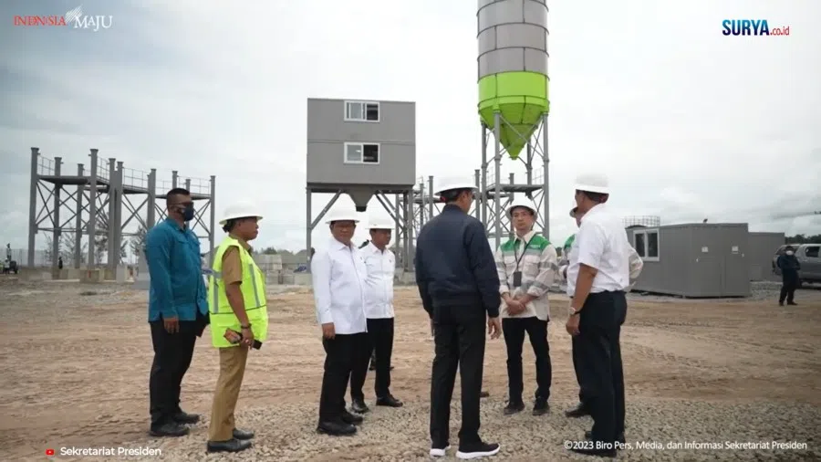 A screen shot from a video showing former Indonesian President Joko Widodo (in dark blue jacket) on a visit to the Kalimantan Industrial Park Indonesia (KIPI) in 2023. (Internet)