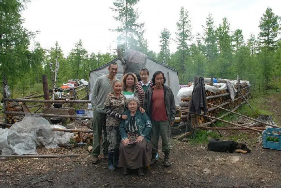 Hing Chao's (back row, first from left) trip to Inner Mongolia changed his life. (Internet)