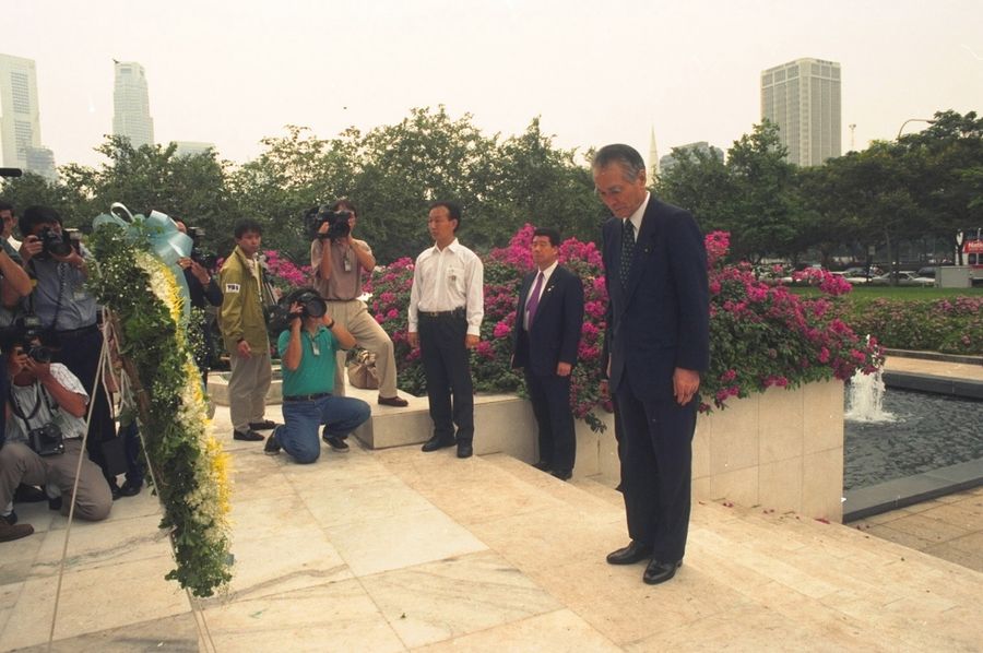 In 1994, Japanese Prime Minister Tomiichi Murayama became the first Japanese head of government to visit the memorial for Singaporean civilians killed during the Japanese Occupation. After a moment's silence at the foot of the memorial, he bowed briefly, and then placed a wreath at the base of the columns, bowed again, and remained in the silent, bowed position for about a minute. (SPH)