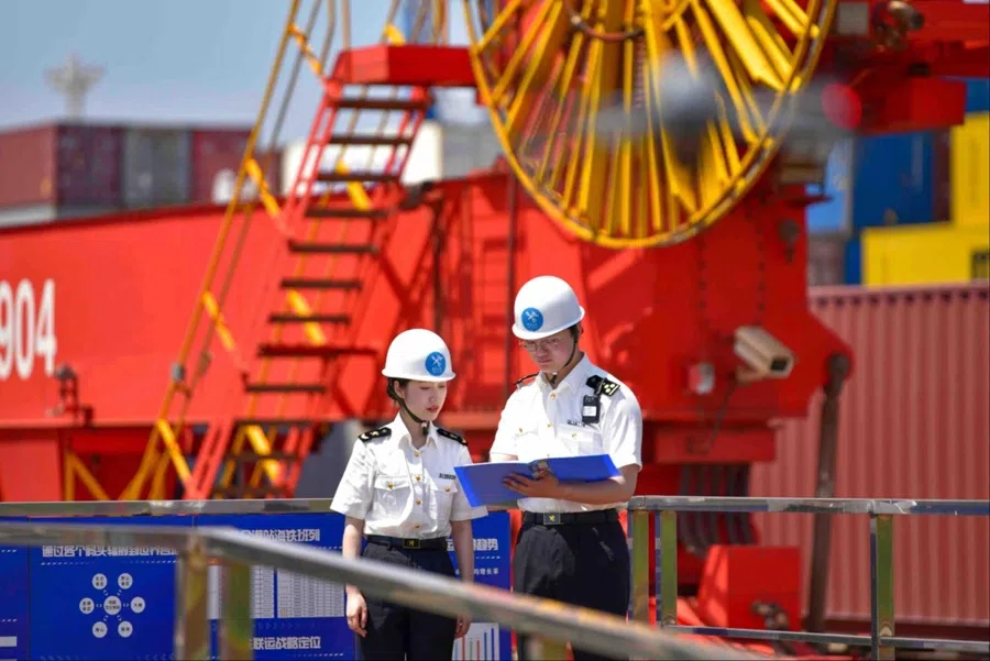 Workers at the Ningbo-Zhoushan Port in Zhejiang. (CNS)