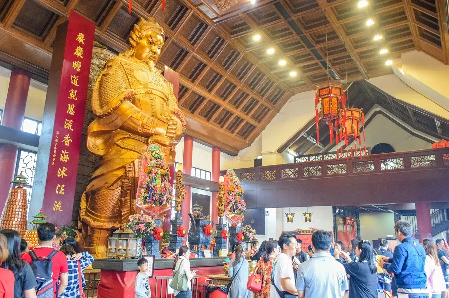 People worship the sacred Commander Che Kung statue at Che Kung Temple in Hong Kong, China. (iStock)