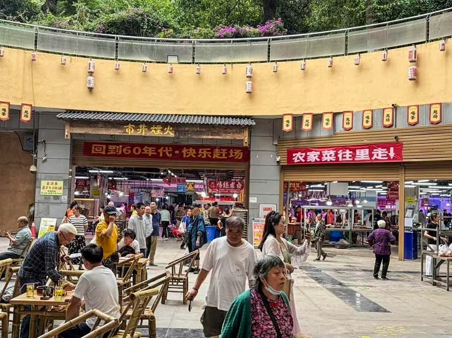 The Jinyulai market beside Xiaolongkan metro station in Chongqing’s Shapingba district is bustling with activity on market days.