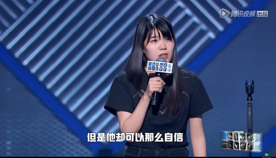 Comedian Yang Li at her 2020 stand-up performance. (Screenshot from @TencentVideo/YouTube)