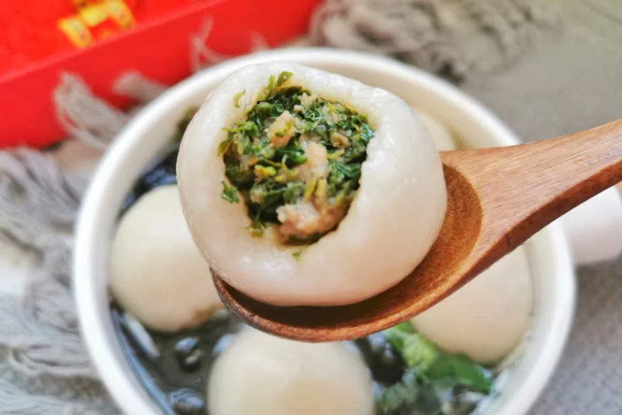 Shepherd's purse and pork soup dumplings bring a taste of spring. (Internet)