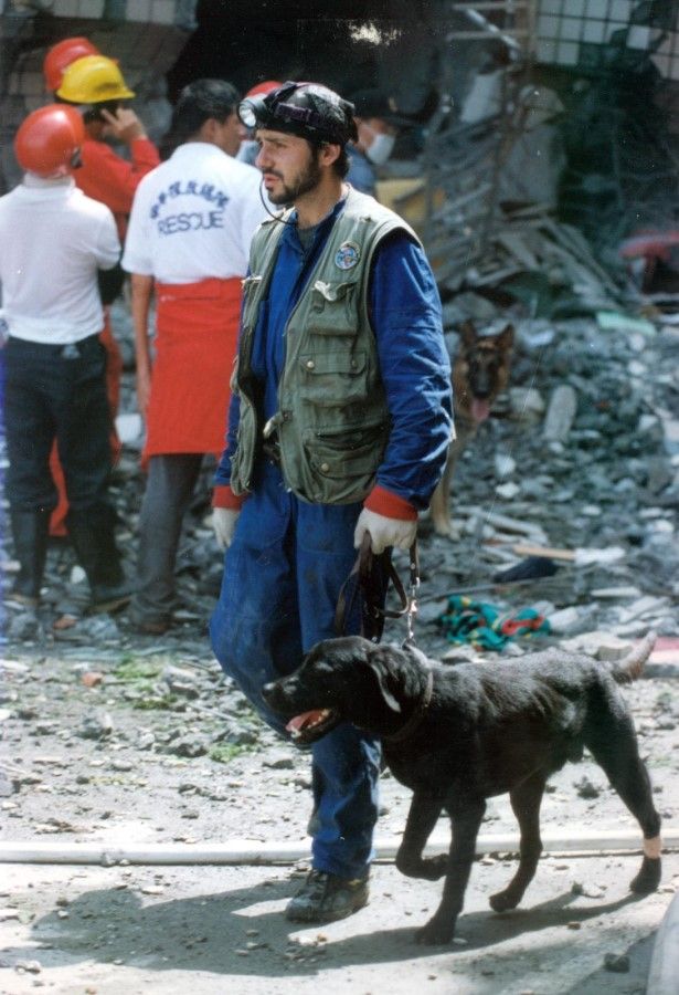 In 1999, during the 921 earthquake, a search and rescue dog brought by a Russian rescue team sustained an injury to its left hind leg while searching the scene at a building in Mingjian township, Nantou county. After simple bandaging, it bravely continued its rescue mission.