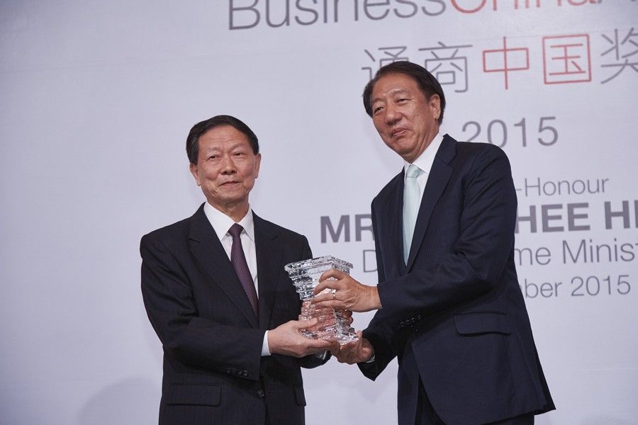 Li Rongrong (left) receiving his Business China Award in 2015 from Teo Chee Hean, Singapore's Coordinating Minister for National Security and current Senior Minister. (Business China)