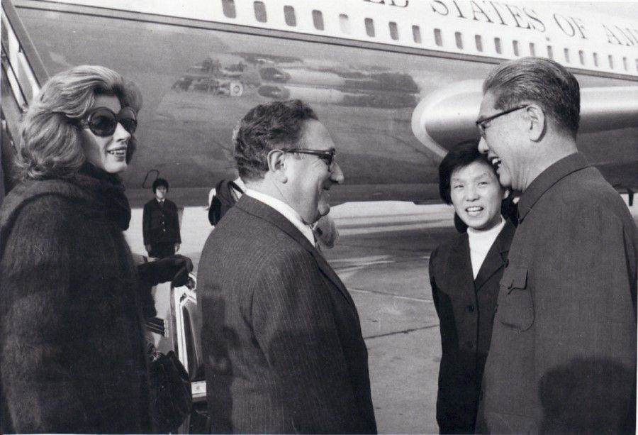 In 1975, Kissinger and his wife arrived in Beijing, welcomed by Chinese Foreign Minister Qiao Guanhua.