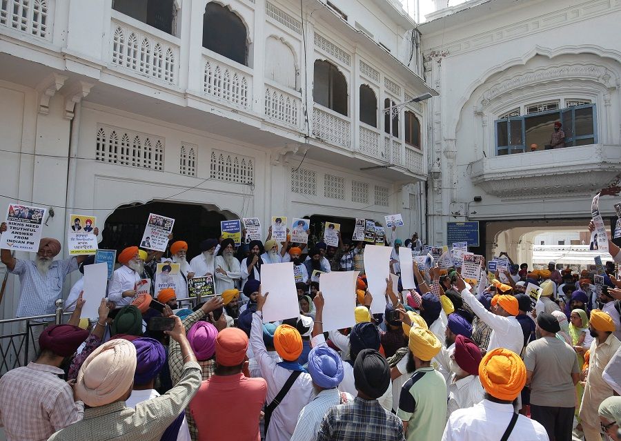 People hold placards protesting the killing of Canadian Sikh separatist leader Hardeep Singh Nijjar at a demonstration outside the Golden Temple in Amritsar, Punjab, India, 29 September 2023. (Stringer/Reuters)