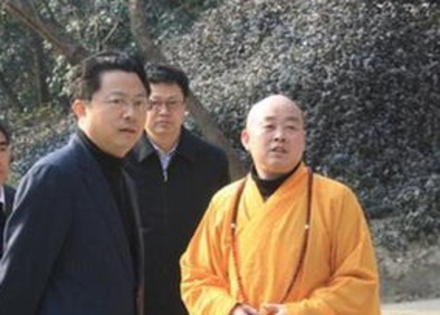 Former Nanjng party secretary Yang Weize (left) with Chuanzhen. (Internet)