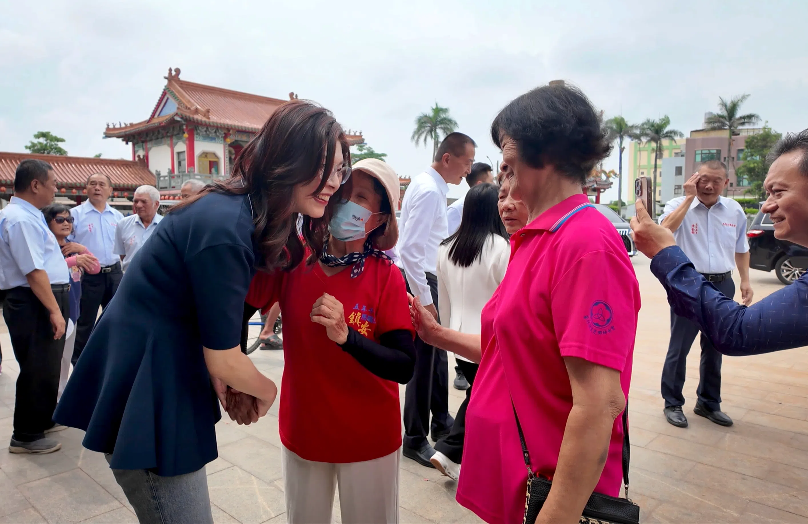 KMT chair Cheng Li-wun speaks with people on a trip to Yunlin.