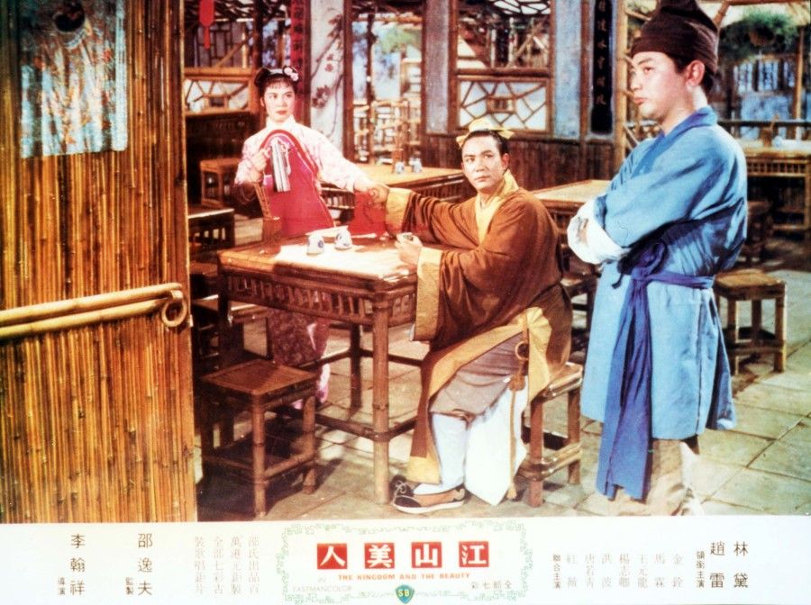 The huangmei opera song "Flirting with the Phoenix" (戏凤) from The Kingdom and the Beauty (江山美人) became a popular tune.