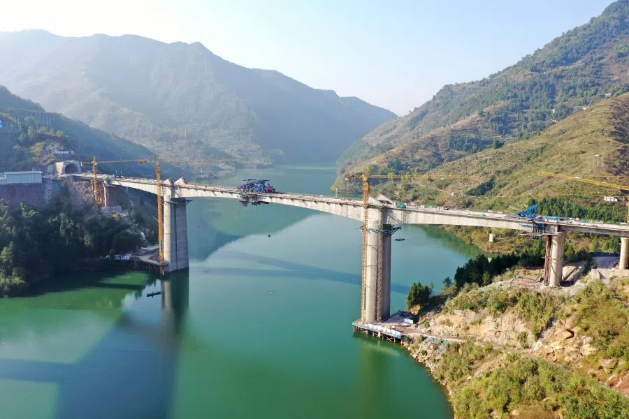 This photo taken on 8 November 2020 shows the Zhengwan High-speed Railway that links Zhengzhou, capital of central China's Henan Province, and Wanzhou District of southwest China's Chongqing Municipality. (Xinhua)