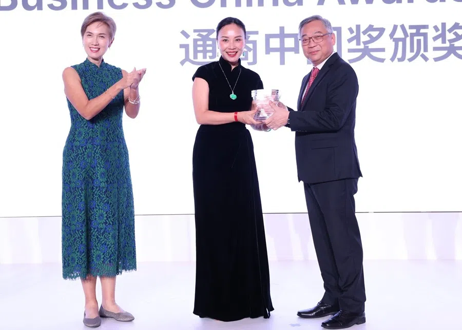 Liu Chang (centre) receiving the Business China Young Achiever Award 2025, 19 September 2025. Pictured with her is Singapore Minister for Digital Development and Information of Singapore Josephine Teo and Singapore Deputy Prime Minister Gan Kim Yong. (Facebook/通商中国 Business China)