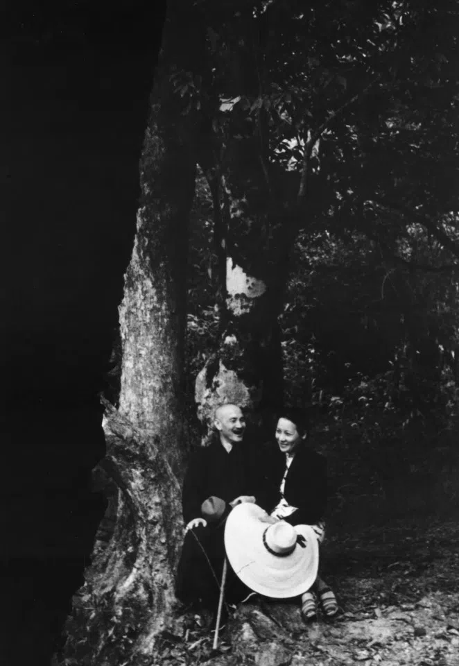 Chiang Kai-shek and Soong Mei-ling took a bit of time for sightseeing while on an inspection tour of Hunan during the war in 1941.
