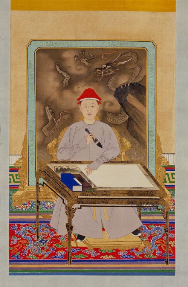 Imperial painter, Emperor Kangxi in his casual outfit at his writing desk (《康熙帝便装写字像》), The Palace Museum. (Internet)