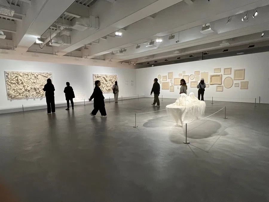 (Left) Boys and Girls《男孩女孩》, 2004. White cotton threads, toys and canvas. 
(Right) Family Portrait《家庭肖像》, 1998. White cotton thread, frame. The Take A Step Back Collection.