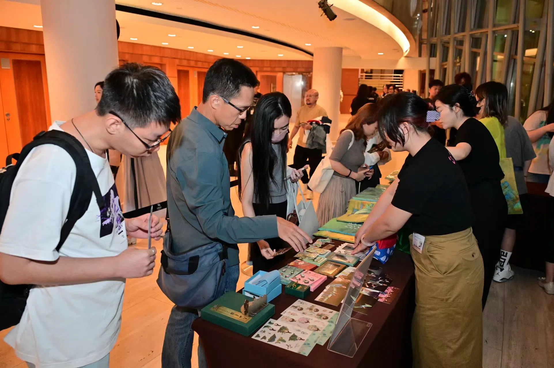 Audiences looking at merchandise for A Mere Touch of Green. (Yin Xiaochen/Neo-Film Media Investment)