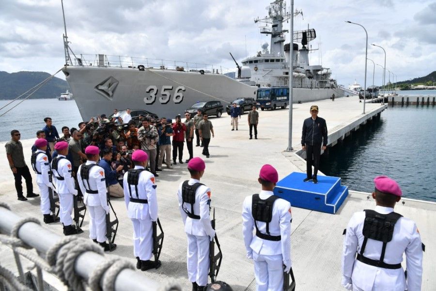 Indonesian President Joko Widodo inspects Indonesian navy ships at Lampa Strait Navy Base, 8 January 2020. (Indonesia Cabinet Secretariat website)