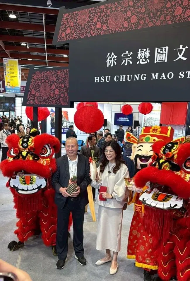 KMT chair Cheng Li-wun taking in a traditional lion dance performance at the opening ceremony.